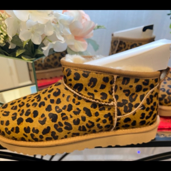 BNIB Authentic Ugg Woman’s Ultra Mini Leopard Boots - Picture 12 of 16